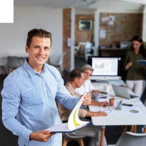 Emprendedor analizando sus estadísticas exitosas, alcanzadas gracias al Pack Empresario