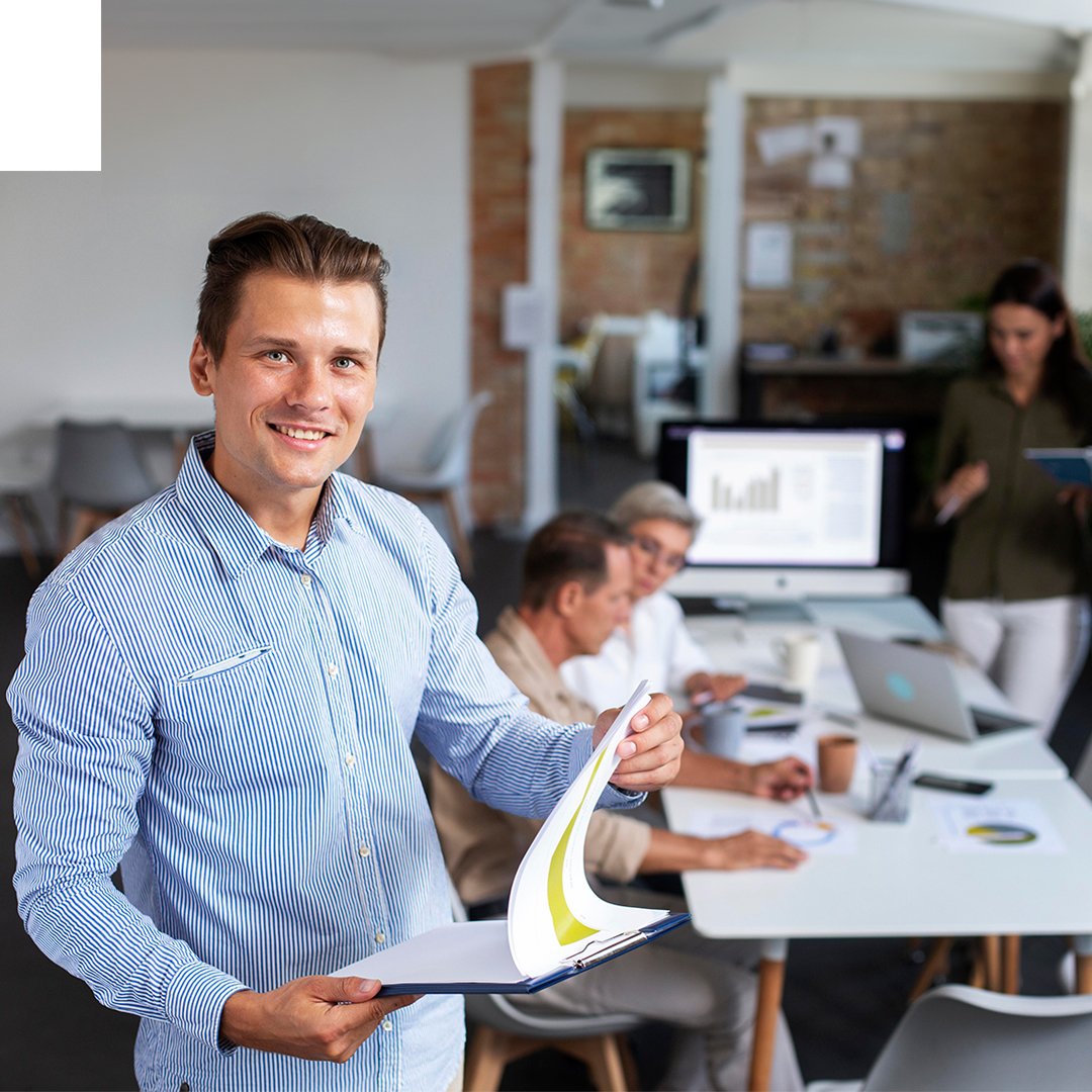 Emprendedor analizando sus estadísticas exitosas, alcanzadas gracias al Pack Empresario